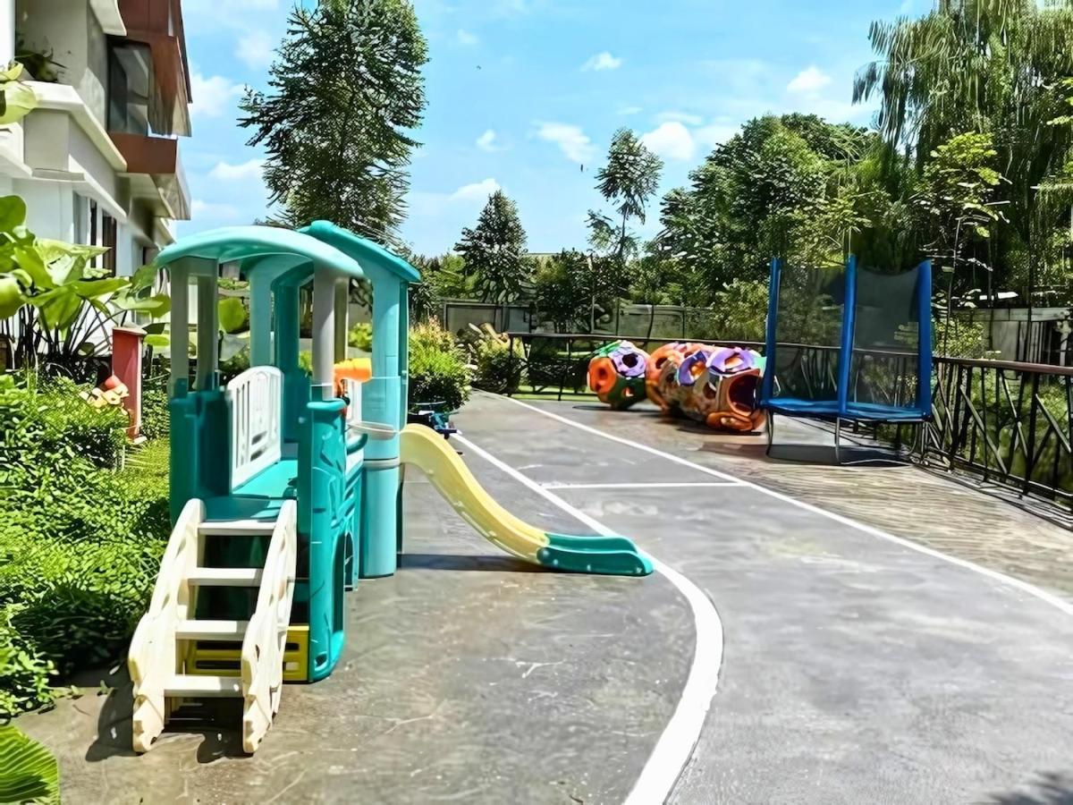 Paul's Lrt Jatibening With Swimming Pool View