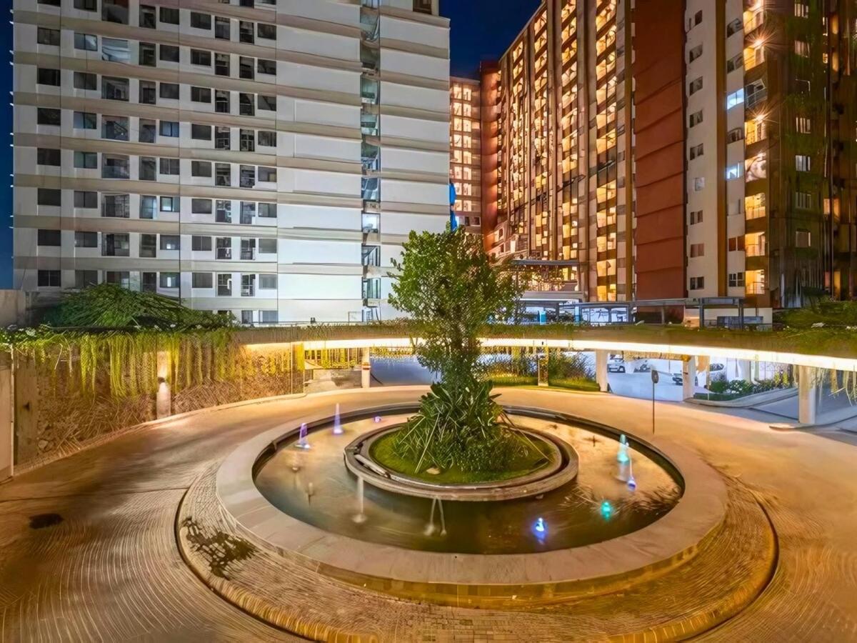 Apartemen Paul's Lrt Jatibening With Swimming Pool View